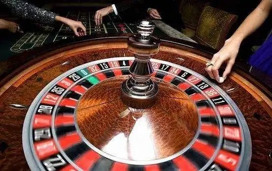 Filipino players enjoying phcash sports and casino games on mobile devices